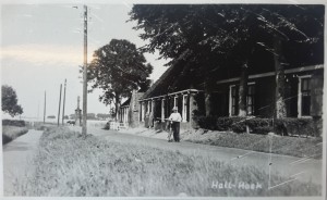 Op een oude foto die genomen is in Hallumerhoek is deze oude dijk nog te zien. De huizen lagen iets hoger aan de doorgaande weg bovenop de oude dijk.