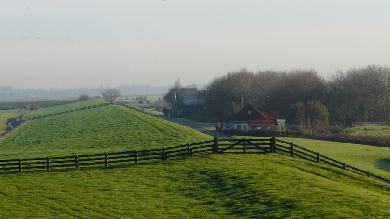 Tijdens de dijkverzwaringen in de jaren ’60 is er ter hoogte van Firdgum besloten om nog een stuk buitendijkse grond in te polderen. De dijk op de foto verloor daarmee haar waterkerende functie , en geeft een indruk van de hoogte van de dijken in dit gebied tussen 1933 en 1966-1975 (foto: J. Wiersma)