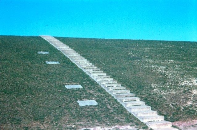 Foto van de dijk bij Oosterbierum. De verschillende stenen geven de hoogte van de dijk aan in het jaar 1570. 1574, 1930 en 1933 aan. In de jaren ’60 werd de dijk opgehoogd tot deltahoogte (9 meter 40.). Deze foto is genomen in 1970. (Foto: www.oudtzummarum.nl)