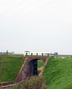 De gemetselde sluis of klief in de Middendijk dateert uit 1826