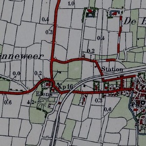 Op deze kaart uit 1932 is het spoortraject duidelijk zichtbaar. Vanaf het station Ulrum boog het spoor af richting Zoutkamp.