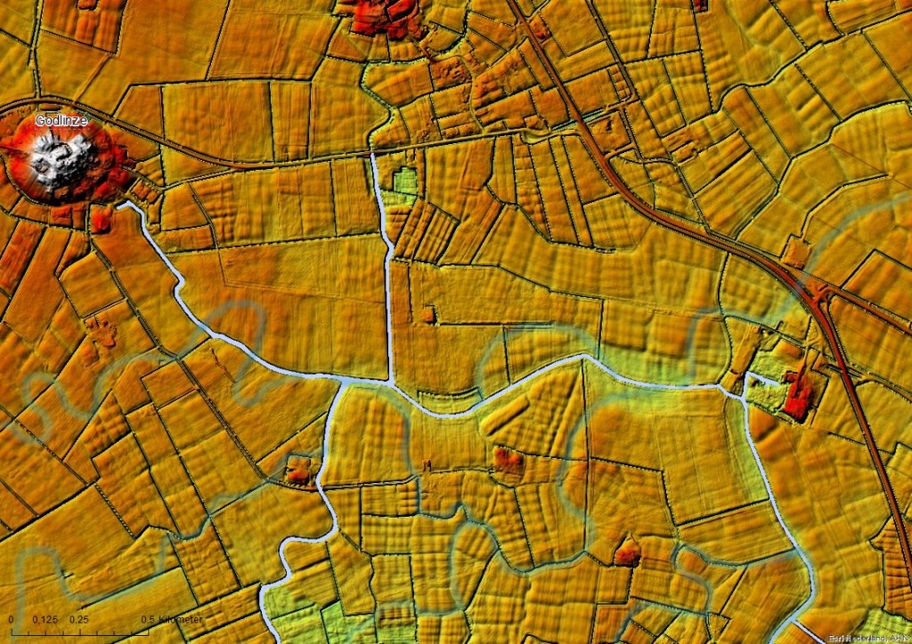 Op de hoogtekaart wordt duidelijk dat het landschap ten zuidoosten van Godlinze voor een belangrijk deel gevormd is door wadgeulen. De vorm van de percelen is hierop aangepast en hebben daardoor een onregelmatige blokvorm aangenomen. De geulen zijn licht geaccentueerd op basis van de AHN2.