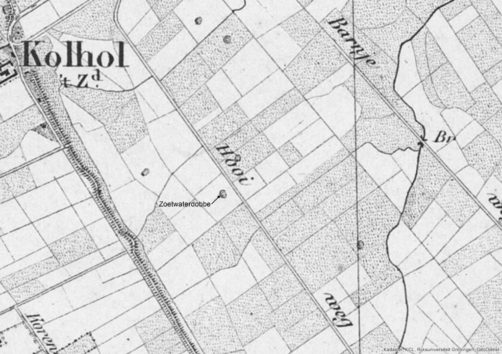 De zoetwaterdobbes die nog tot aan de ruilverkaveling aan weerszijden van de Hooiweg waren te vinden, dateren vermoedelijk uit de tijd dat de landerijen nog niet bedijkt waren en van tijd tot tijd met zout water overspoeld raakten. De grond die vrijkwam bijs het graven van een dobbe vormde een aarden wal, waarop het veen kon schuilen bij hoog water.