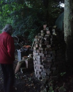 foto-muurtje-of-pilaar-of-stenen-of-een-oven-in-het-landschap-van-het-klooster-feldwerd