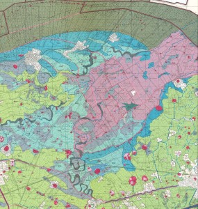 Op de fysisch-geografische kaart worden de contouren van de voormalige Fivelboezem in één oogopslag duideljk (Mv4 en Mv9).